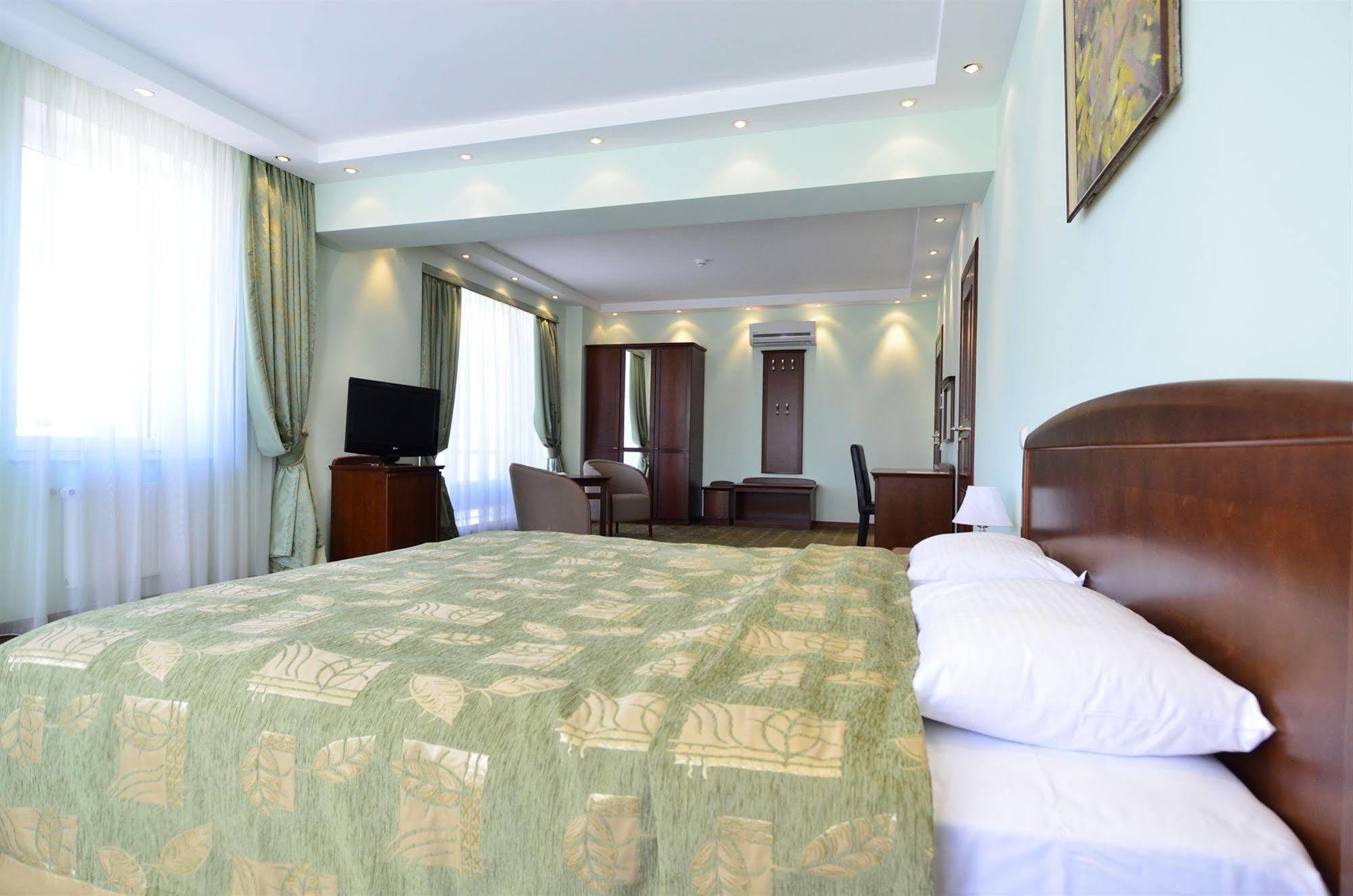 צ'יסינאו Platinum Hotel מראה חיצוני תמונה