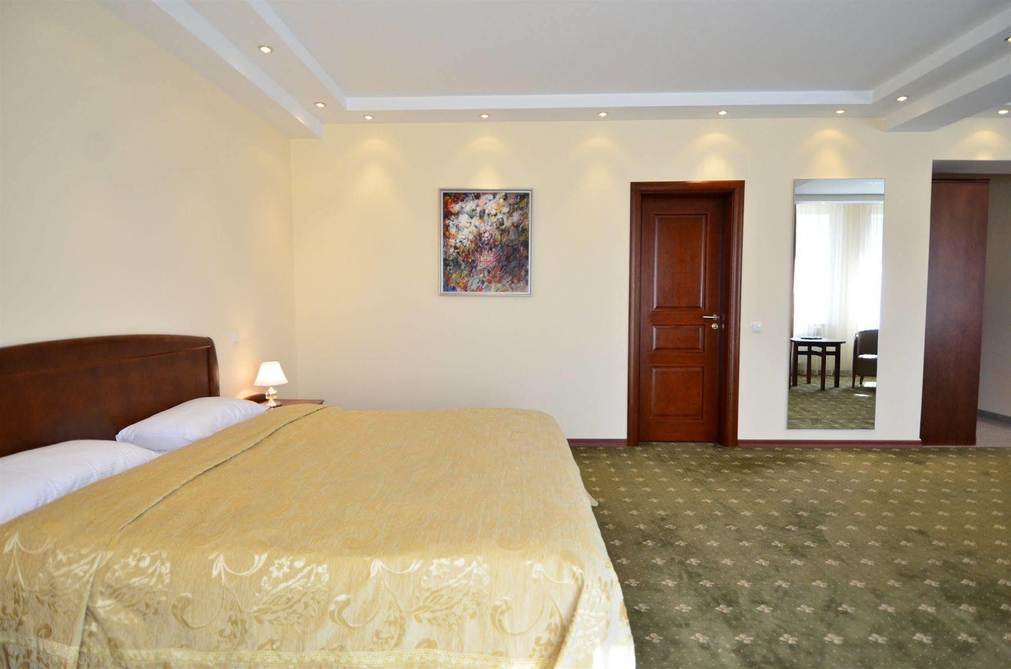 צ'יסינאו Platinum Hotel מראה חיצוני תמונה