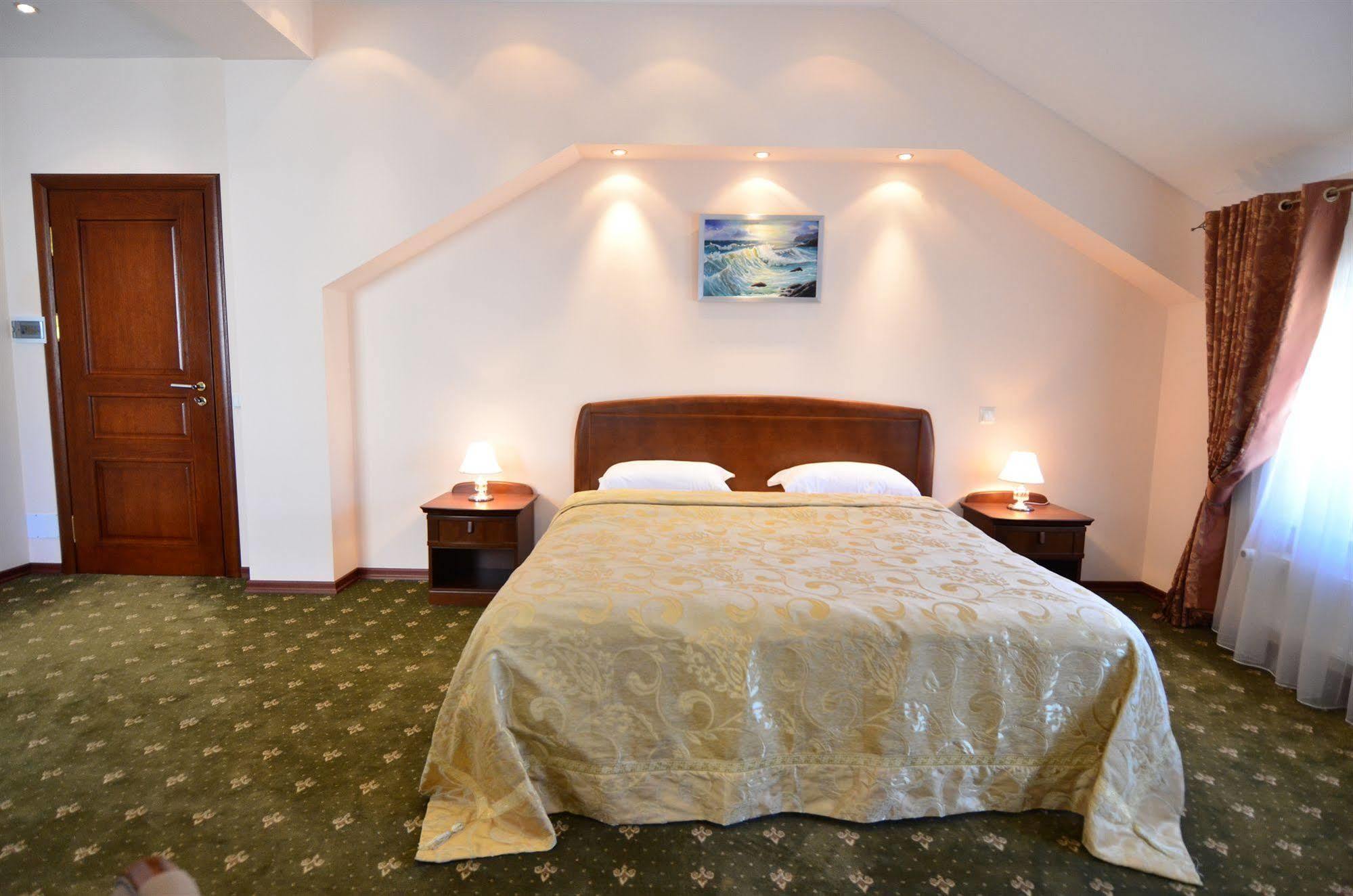 צ'יסינאו Platinum Hotel מראה חיצוני תמונה