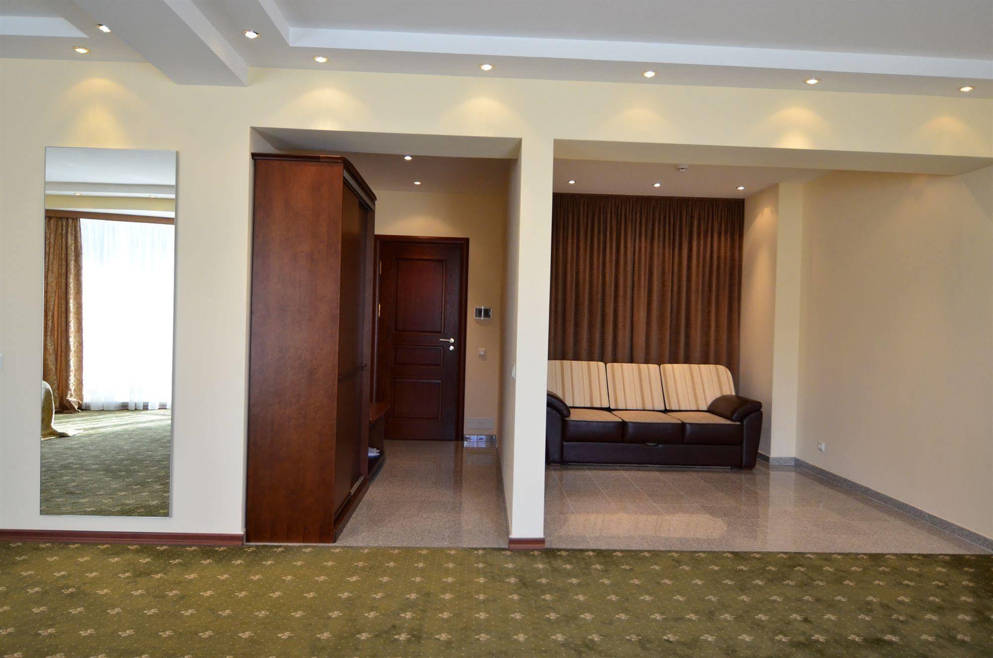 צ'יסינאו Platinum Hotel מראה חיצוני תמונה
