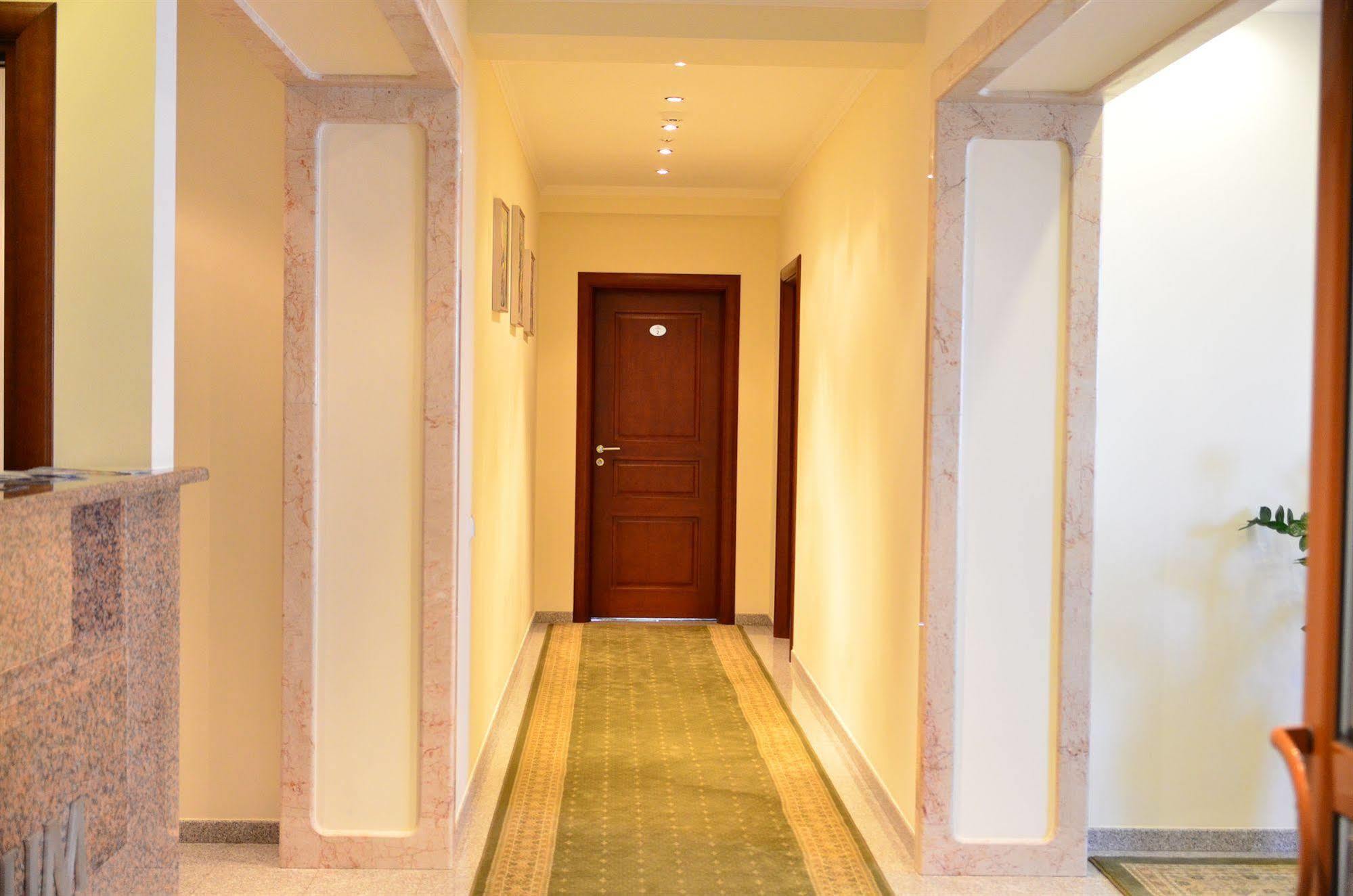 צ'יסינאו Platinum Hotel מראה חיצוני תמונה